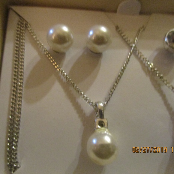 Avon Rare 4 Piece Gift Set - Picture 3 of 8